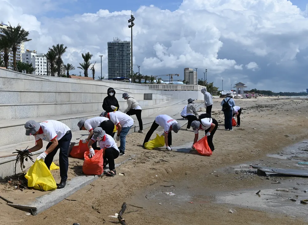 các tình nguyện viên tích cực nhặt rác.JPG