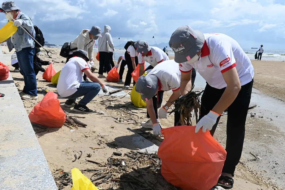 Tình nguyện viên dọn rác ngoài bãi biển, trả lại môi trường xanh - sạch- đẹp.JPG