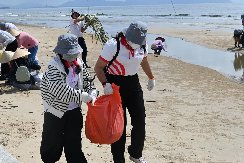 Tình nguyện viên Vedan Việt Nam thu gom gác về bãi tập kết.JPG