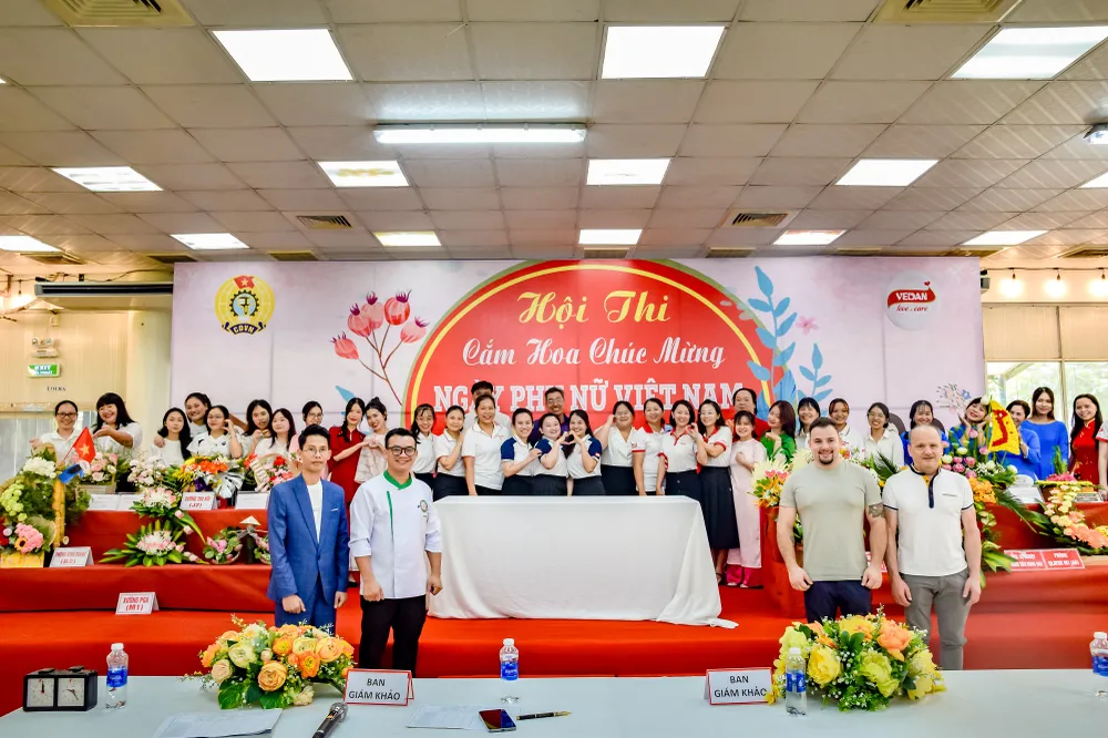 Ban giám khảo và các tác phẩm cắm hoa của chị em phụ nữ Vedan.jpg