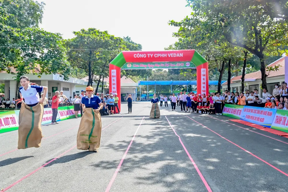 Các nhân viên nữ tích cực hưởng ứng hội thi trong ngày phụ nữ.jpg