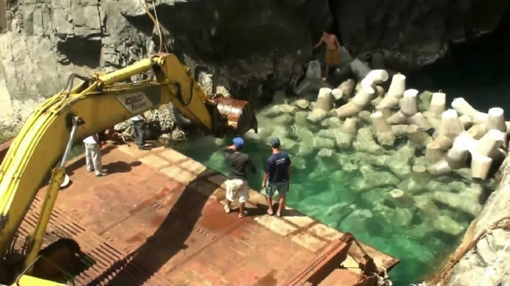 11. Đập chắn sóng bảo vệ hang yến.jpg