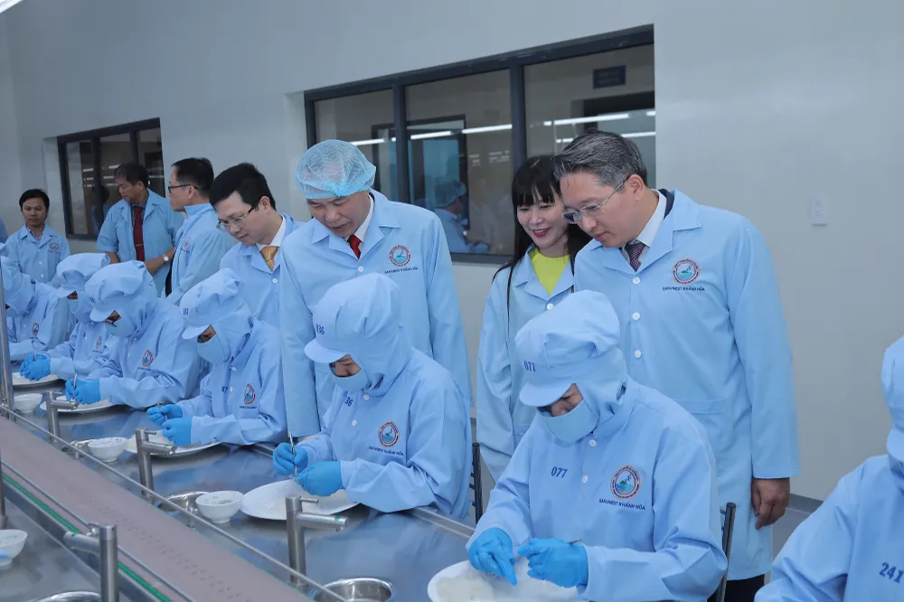 6. Ông Nguyễn Hải Ninh tham quan dây chuyển tinh chế Yến sào Sanvinest Khánh Hòa.JPG