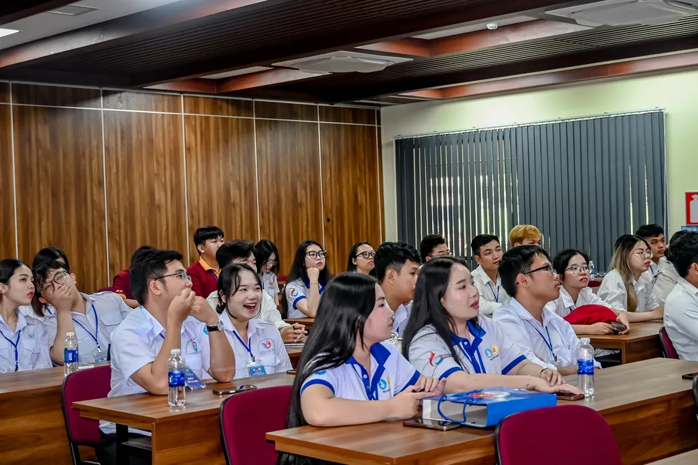 Các sinh viên hào hứng theo dõi các thông tin về doanh nghiệp.jpg