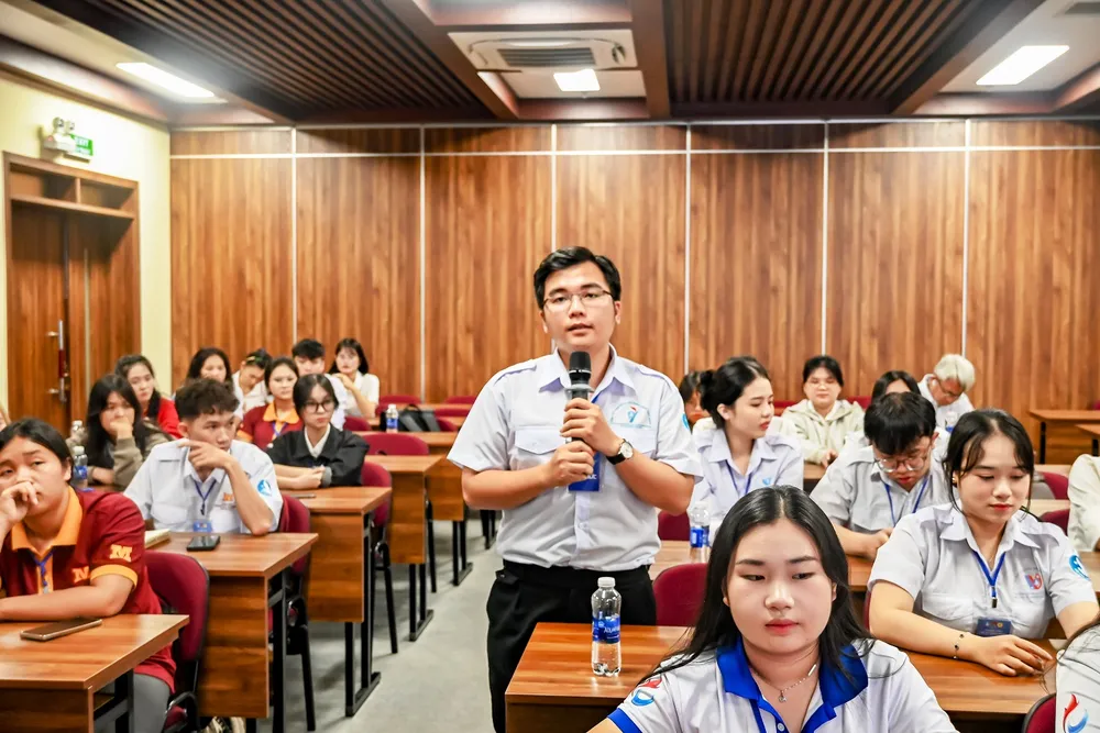 Giao lưu hỏi đáp cùng đại diện công ty.jpg