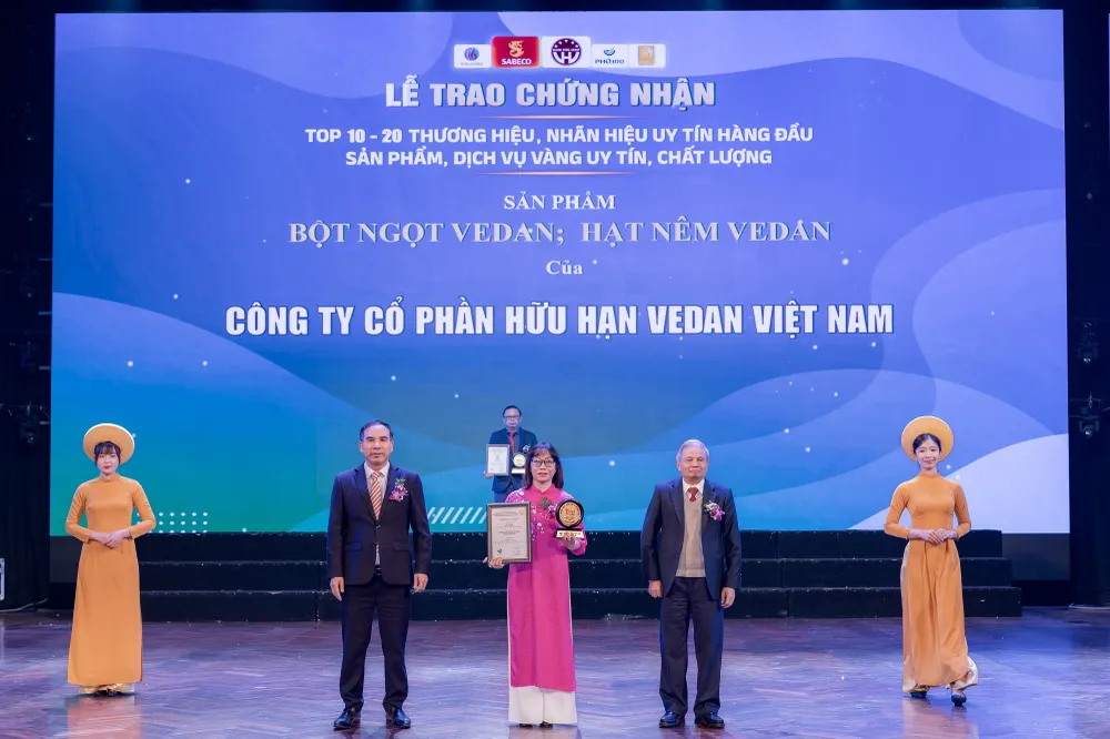Đại diện Vedan Việt Nam nhận chứng nhận từ Ban tổ chức.jpg