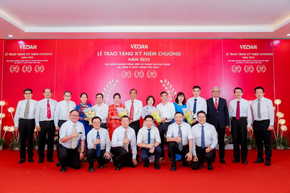 Ban Giám đốc chúc mừng các cặp vợ chồng cùng làm việc tại Vedan Việt Nam hơn 20 năm.JPG