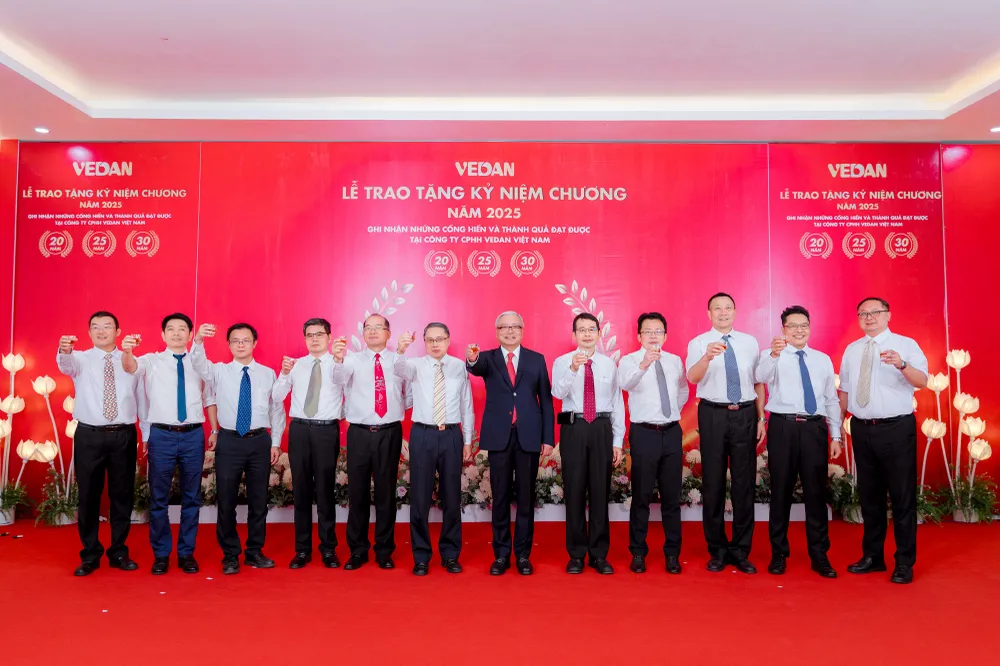 Ban giám đốc công ty gửi lời chúc mừng đến toàn thể CBCNV có thâm niên 20-25-30 năm.JPG