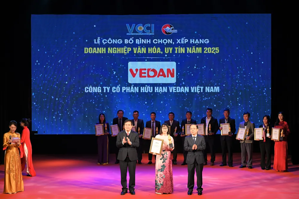 Bà Hà Thị Hòa Bình – Phó giám đốc – đại diện Vedan Việt Nam nhận chứng nhận từ Ban tổ chức.JPG