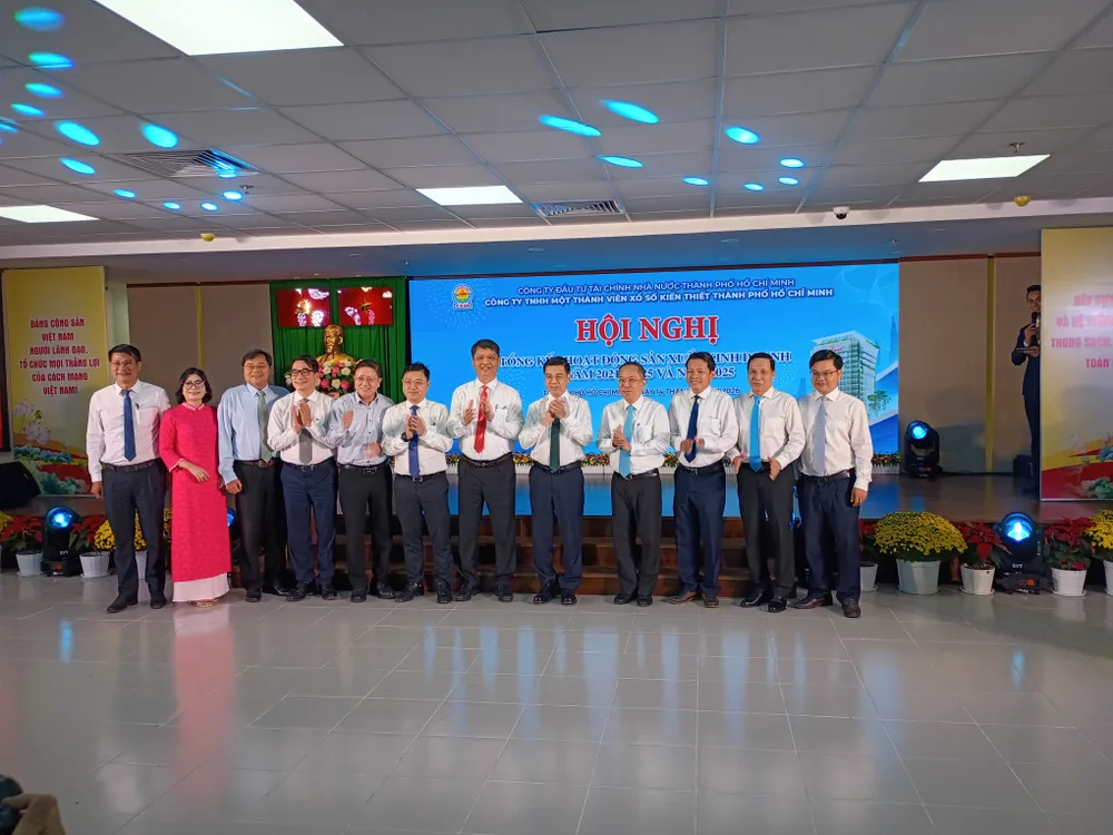 Lãnh đạo UBND Thành phố Hồ Chí Minh chụp hình lưu niệm với Ban Lãnh đạo Công ty TNHH MTV XSKT Thành phố Hồ Chí Minh