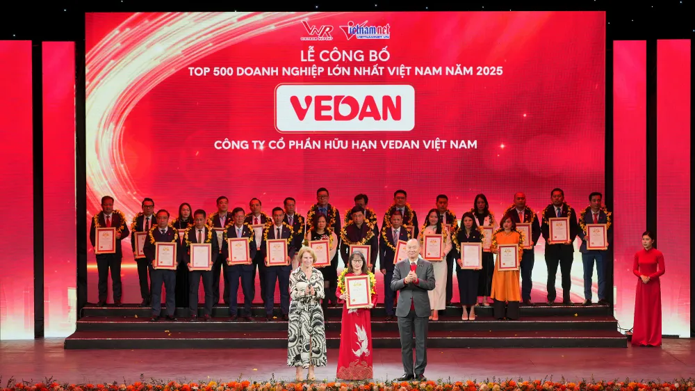 Đại diện Vedan Việt Nam, bà Hà Thị Hòa Bình (Phó Giám đốc) nhận chứng nhận từ ban tổ chức.jpg