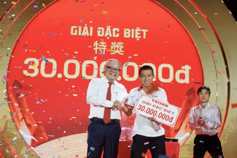 Ông Yang Kun Hsiang - Phó Chủ tịch HĐQT Vedan Việt Nam trao giải đặc biệt cho nhân viên trúng giải.JPG