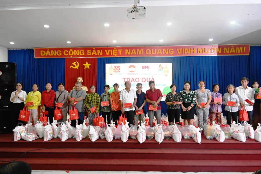 Bà Nguyễn Thu Thuỷ - Phó Giám đốc Đối ngoại Vedan Việt Nam (áo xanh) đến trao quà Tết cho người dân phường Phú Mỹ.JPG