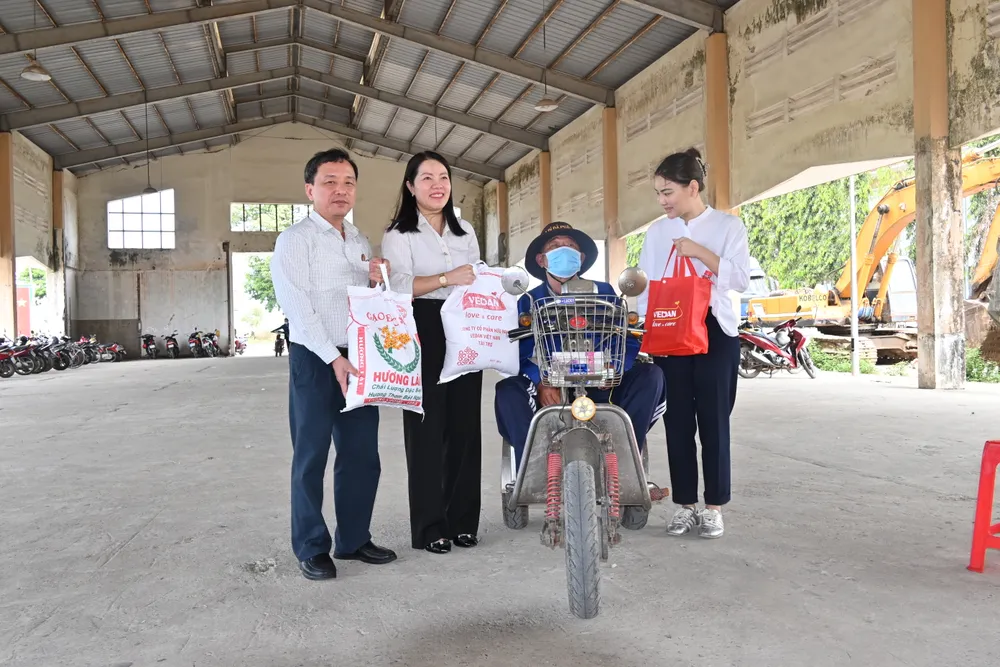 Đại diện UBND xã Phước Thái và đại diện Vedan Việt Nam phối hợp trao tặng quà tết cho người dân.JPG