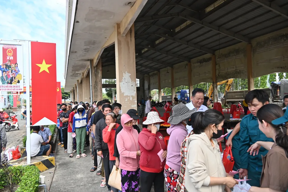 Hàng trăm phần quà được trao tận tay người dân.JPG