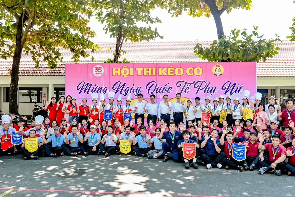 Ban Giám đốc Vedan Việt Nam trao giải và chụp ảnh lưu niệm với các đội đạt giải.jpg