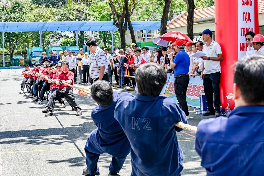 Các đội nam tham gia phần thi kéo co sôi nổi, tạo không khí vui tươi, phấn khởi chào mừng Ngày Quốc tế Phụ nữ.jpg