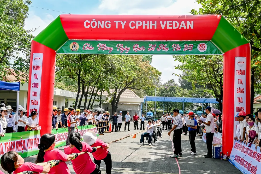 Hội thi kéo co nữ nhận được sự tham gia và cổ vũ nhiệt liệt của CB-CNV..jpg