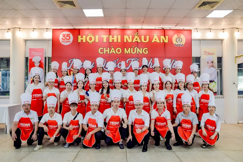 Với chủ đề “Món ngon Vedan, các đội đã cùng so tài ẩm thực, mang đến những mâm cơm hội tụ đủ sắc - hương - vị.jpg