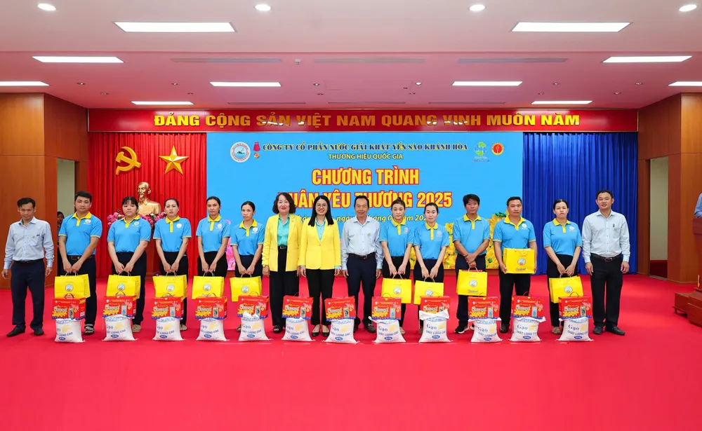 Trao tặng quà tết cho NLĐ khó khăn_1.jpg