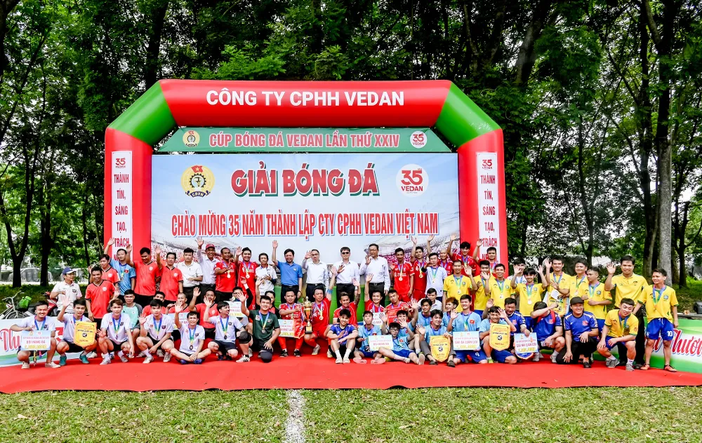 Ban Giám đốc Công ty Vedan chụp ảnh lưu niệm với các đội bóng.jpg