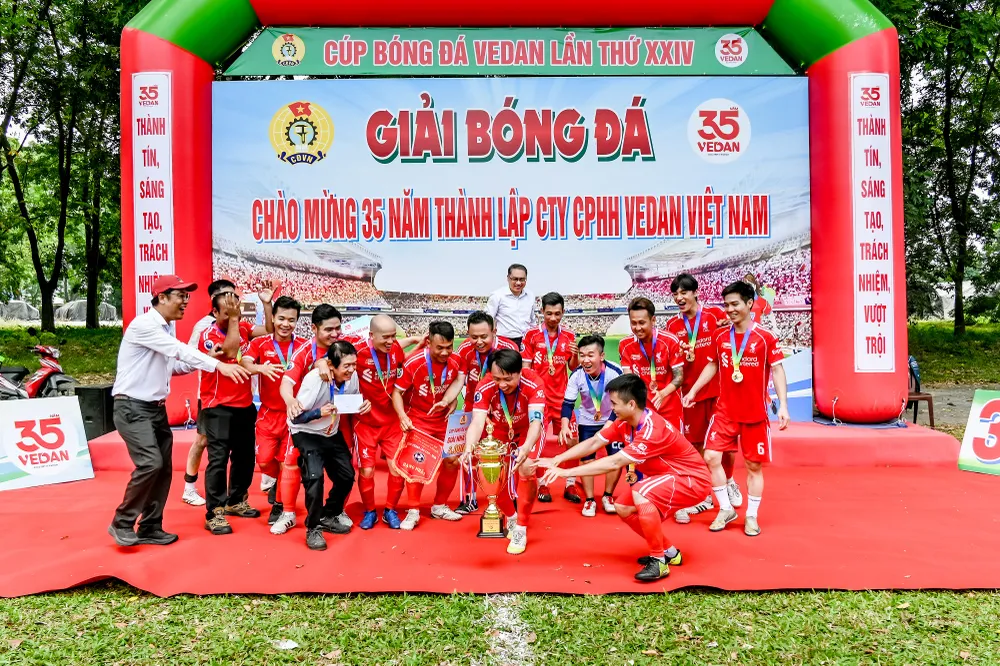 Liên Quân Hành Chánh ăn mừng giải vô địch.jpg