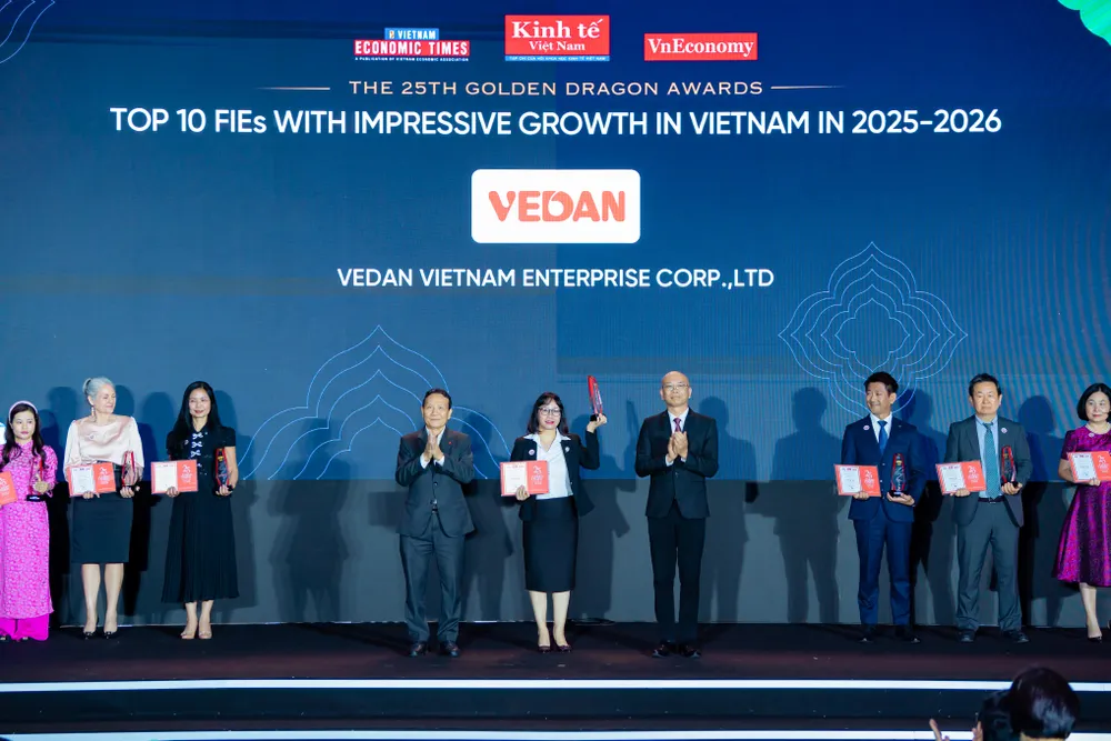Bà Hà Thị Hòa Bình (đứng giữa), Phó giám đốc Vedan Việt Nam, đại diện doanh nghiệp nhận giải thưởng Rồng Vàng.JPG