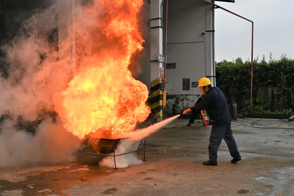 Nhân viên đang tiến hành dập lửa ngay khi phát hiện đám cháy bùng phát.JPG