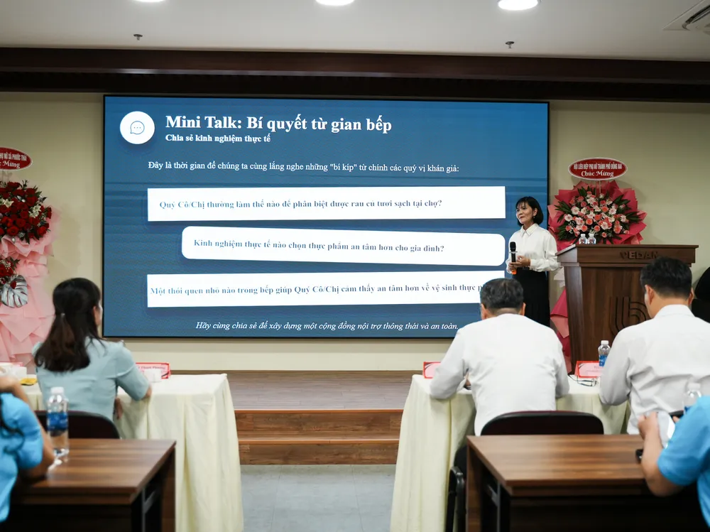 Đại biểu tham gia trao đổi về cách nhận biết hàng thật, hàng giả trên thị trường.jpg