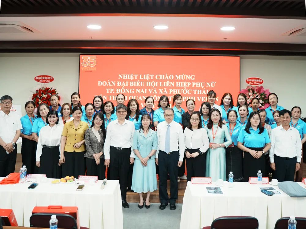 Đoàn đại biểu Hội Liên hiệp Phụ nữ Thành phố Đồng Nai và xã Phước Thái chụp ảnh lưu niệm cùng lãnh đạo Vedan Việt Nam.jpg