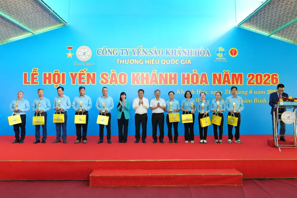 Đồng chí Bí thư Tỉnh ủy Trần Phong cùng lãnh đạo UBND tỉnh và công ty trao thưởng cho các cá nhân có thành tích xuất sắc_.jpg