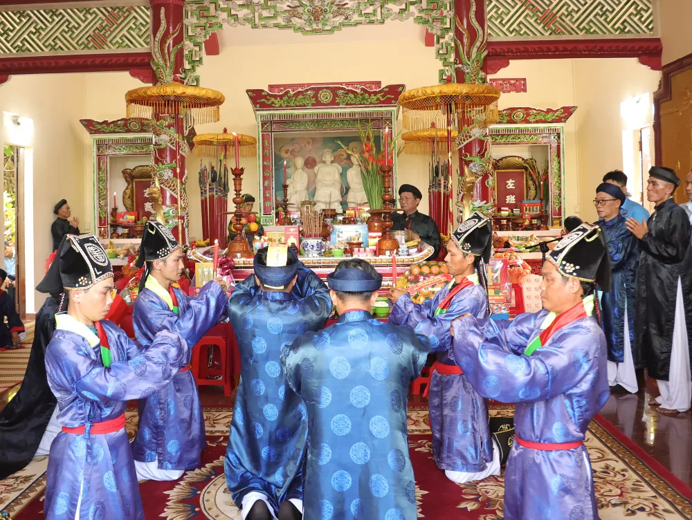 Thực hiện nghi lễ dâng hương lên thủy tổ ngành nghề yến sào_.jpg