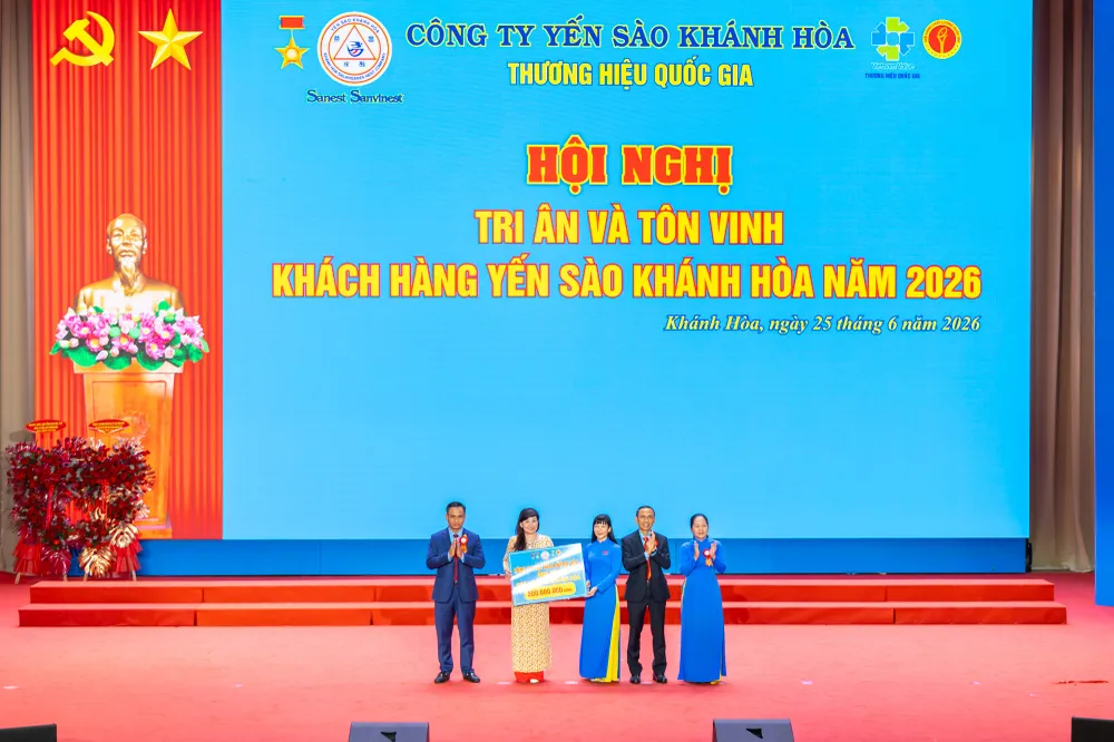 15-Trao tặng 200 triệu đồng cho “Quỹ nhân ái Khánh Hòa” của Hội Bảo trợ Người khuyết tật, Bệnh nhân nghèo và Quyền trẻ em tỉnh Khánh Hòa.jpg