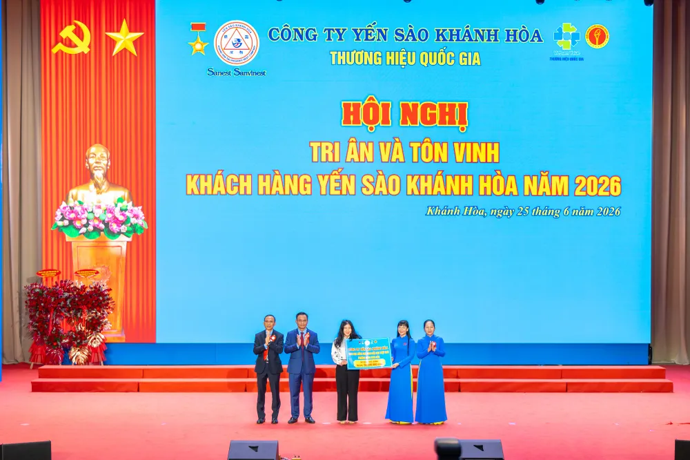 16-Trao 50 suất học bổng trị giá 50 triệu đồng cho các em học sinh có hoàn cảnh khó khăn tại phường Đông Ninh Hòa.jpg