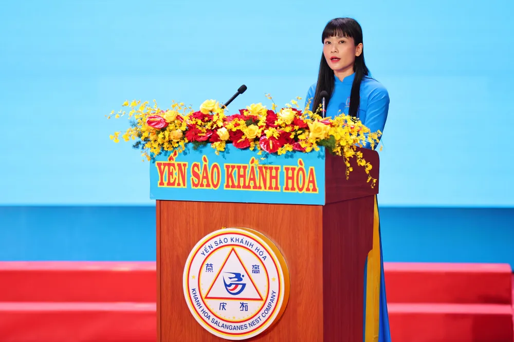 2 - Bà Trịnh Thị Hồng Vân, Chủ tịch Hội đồng thành viên Công ty phát biểu tri ân khách hàng..jpg