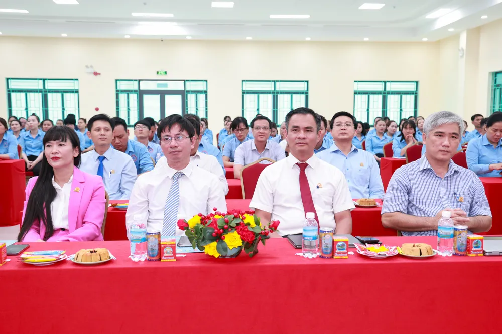 Lãnh đạo Sở KHCN và Công ty tham dự buổi lễ.jpg