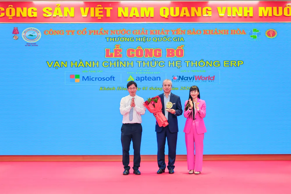 Lãnh đạo Sở Khoa học và Công nghệ và Công ty TNHH Nhà nước Một thành viên Yến sào Khánh Hòa tặng hoa cho đơn vị thực hiện dự án..jpg