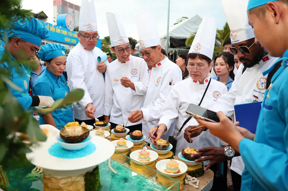 Ban giám khảo chấm thi.jpeg