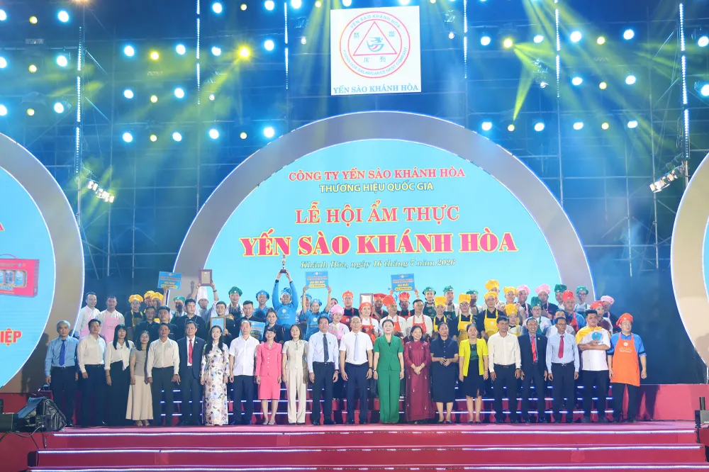 Các đại biểu chụp ảnh lưu niệm với các đội tham dự lễ hội ẩm thực_.jpg
