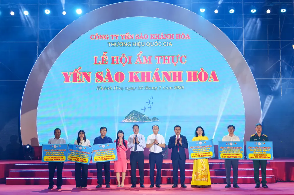 Lãnh đạo tỉnh và Công ty TNHH Nhà nước Một thành viên Yến sào Khánh Hòa trao biểu trưng nhà Đại đoàn kết và nhà Đồng đội..jpg
