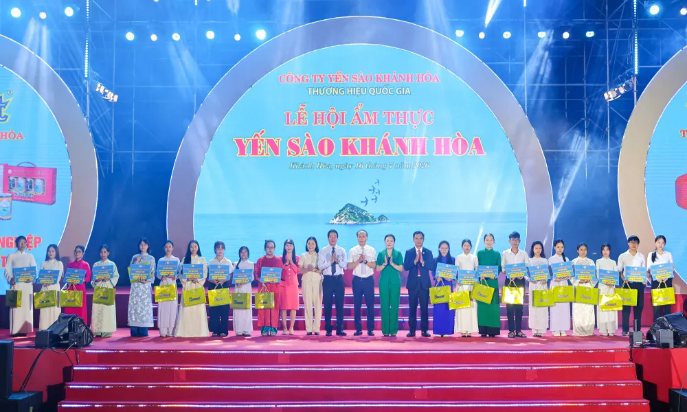 Lãnh đạo tỉnh và Công ty TNHH Nhà nước Một thành viên Yến sào Khánh Hòa trao học bổng cho các sinh viên..jpg
