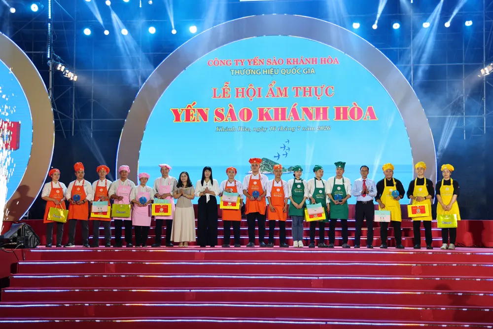 Trao giải Ba cho các đội thi.jpeg