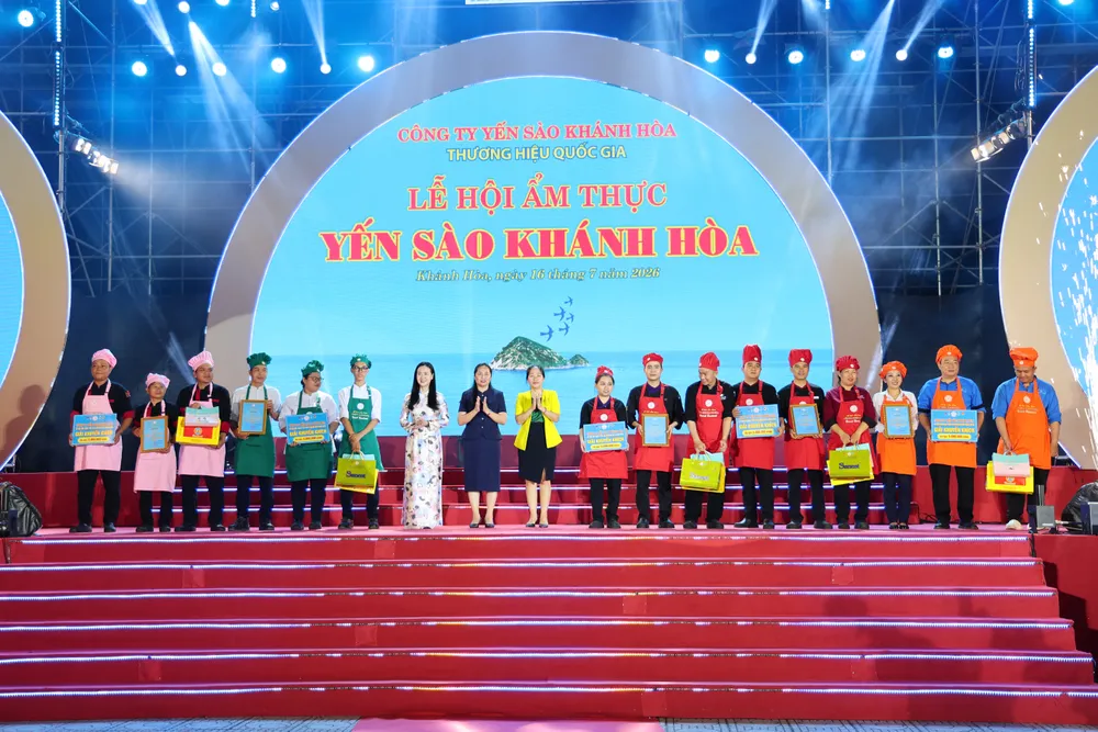 Trao giải Khuyến khích cho các đội thi.jpeg