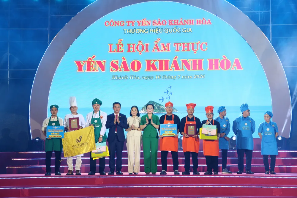 Trao giải Nhất cho đội thi.jpeg