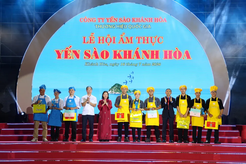 Trao giải Nhì cho các đội thi.jpeg