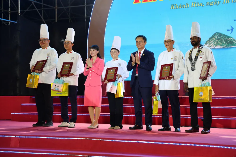 Trao kỷ niệm chương cho Ban giám khảo.jpeg