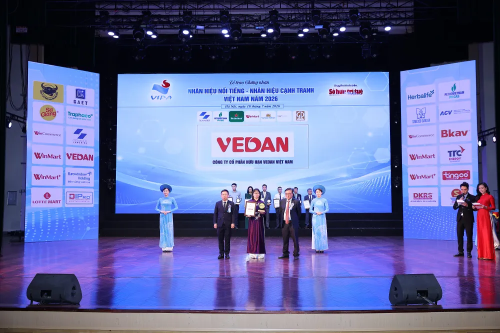 Bà Hà Thị Hòa Bình – Đại diện Công ty vinh dự nhận Chứng nhận Top 10 Nhãn hiệu nổi tiếng Việt Nam 2026.JPG