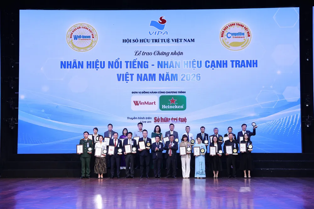 Đại diện các doanh nghiệp xuất sắc vinh dự nhận Chứng nhận Top 10 Nhãn hiệu nổi tiếng Việt Nam 2026 tại Lễ vinh danh..JPG