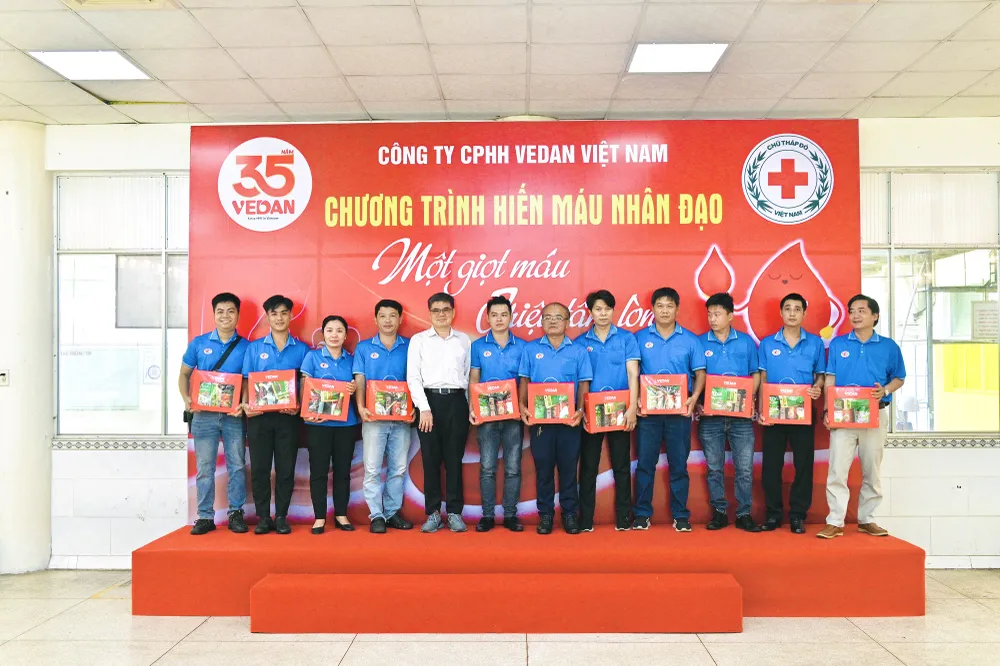 Ban lãnh đạo Vedan Việt Nam và Bệnh viện Chợ Rẫy chụp ảnh lưu niệm tại chương trình hiến máu nhân đạo lần thứ 6.jpg
