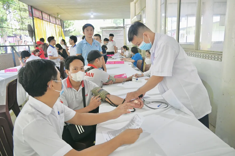 Người tham gia được khám sức khỏe và kiểm tra sàng lọc trước khi hiến máu theo đúng quy định.jpg